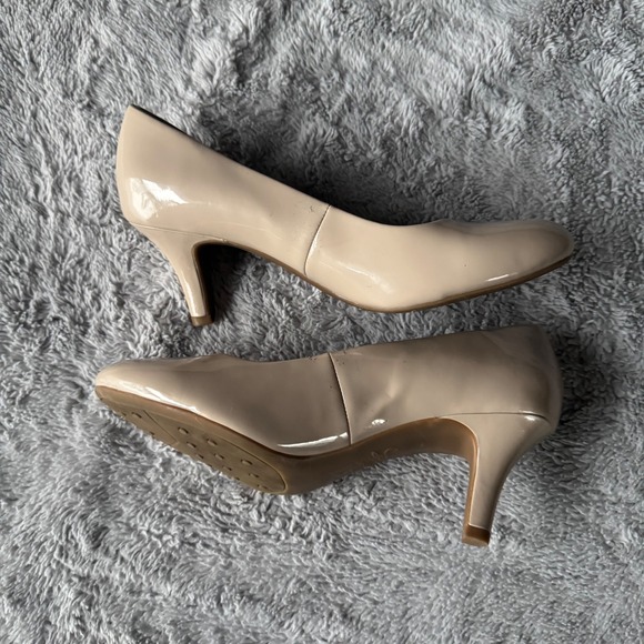 LifeStride Soft System Nude Beige Patent Round Toe Kitten Heel Pumps Womens - Picture 5 of 11